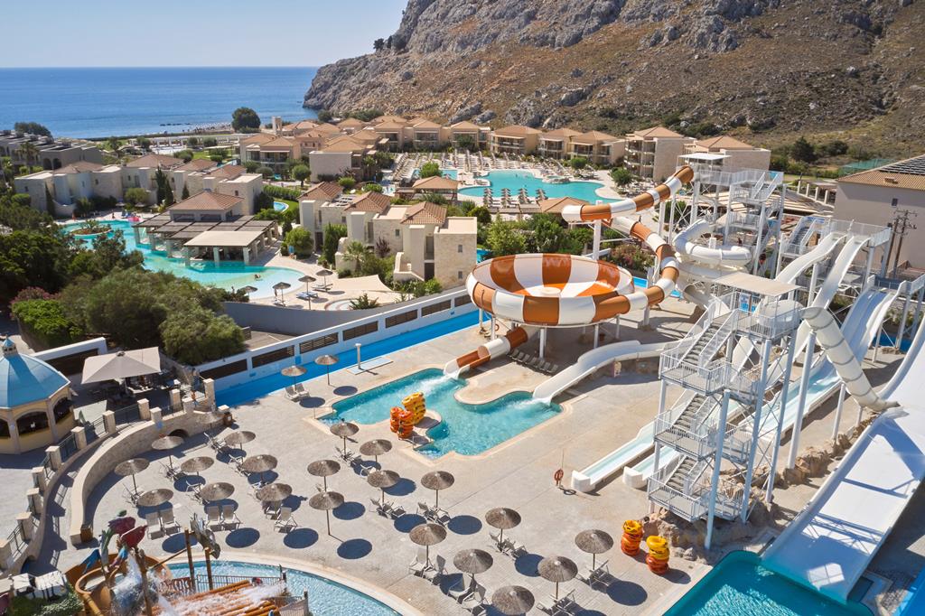 Luxe aquapark met veel glijbanen en zwembaden